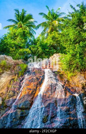 Paesaggio tropicale delle cascate di Na Muang nell'isola di Koh Samui, Thailandia Foto Stock