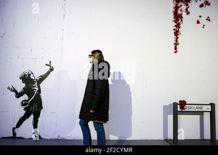 Una donna passa davanti alla replica del murale chiamato 'San Valentino' durante la mostra.presso la galleria Koneser Centrum Praskie 'l'Arte di Banksy. Senza limiti" è la prima mostra in Polonia come grande presentazione delle opere di questo misterioso artista. Presenta oltre 100 opere, mostre originali ma anche opere sotto forma di fotografie, sculture e molti altri. Inoltre, alcune delle mostre vengono ricostruite utilizzando la propria tecnica – modelli creati appositamente per questa mostra. COME la maggior parte della mostra di Banksy, anche questa non è autorizzata dall'artista. Foto Stock