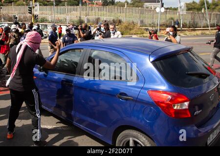 Gli studenti bloccano il traffico durante la manifestazione.la polizia sudafricana si è spostata per disperdere gli studenti protestando contro il rifiuto da parte della WITS University di registrare quegli studenti in arretrati con tasse di iscrizione. La polizia si è scontrata con i manifestanti che stavano bloccando le strade con macerie e interrompendo il traffico a Johannesburg. Foto Stock