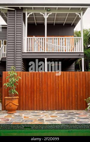 Brisbane, Queensland, Australia - Marzo 2021: Una casa ristrutturata in legno Queensland in colori contrastanti Foto Stock