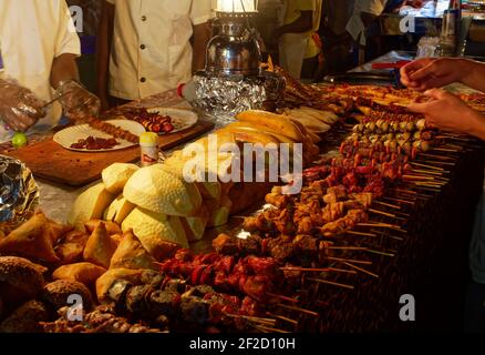 Stonetown (Tanzania, Arcipelago di Zanzibar) di sera e di notte. Strade e porto nella vecchia città di pietra di Zanzibar, storico edificio coloniale Foto Stock