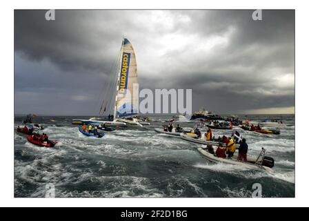 Ellen MacArthur arriva a Falmouth dopo aver infranto il Round The World, non stop a mano singola record.pic David Sandison 8/2/2004 Foto Stock