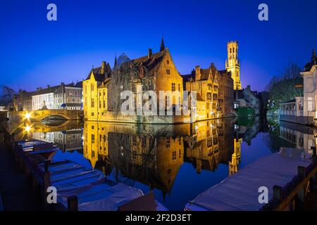 Brugge, Belgio; 23 gennaio 2020: Riflessione notturna a lunga esposizione Foto Stock