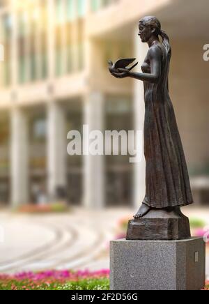 tokyo, giappone - marzo 08 2021: Statua di una donna che tiene una colomba di nome habataki o ali che battono lo scultore giapponese Yasutake Funakoshi al P del cittadino Foto Stock