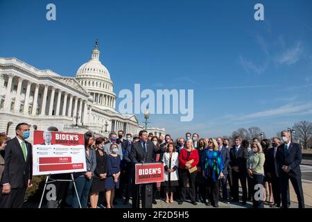 Il rappresentante degli Stati Uniti Jodey Arrington (Repubblicano del Texas) è Unito da altri membri della Camera Repubblicana mentre offre osservazioni durante una conferenza stampa sulla situazione al confine meridionale degli Stati Uniti, presso il Campidoglio degli Stati Uniti a Washington, DC, giovedì 11 marzo 2021. Credit: Rod Lamkey/CNP | utilizzo in tutto il mondo Foto Stock