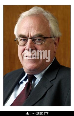 Stephen Nickell un membro del Comitato di politica monetaria nel suo ufficio nella Banca d'Inghilterra.Pic DAVID SANDISON. 25/2/2005 Foto Stock