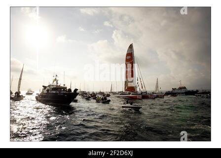 Ellen MacArthur arriva a Falmouth dopo aver infranto il Round The World, non stop a mano singola record.pic David Sandison 8/2/2004 Foto Stock