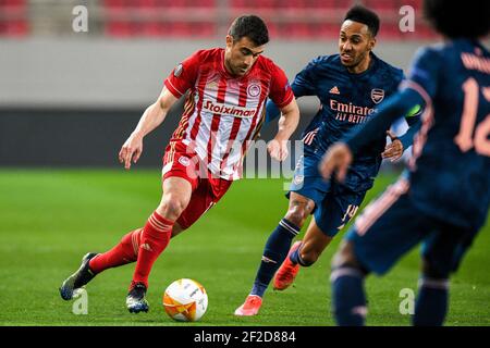 PIREO, GRECIA - MARZO 11: Sokratis Papastathopoulos of Olympiacos FC e Pierre Emerick Aubameyang of Arsenal FC durante l'Olympiacos contro Arsenal - UEFA Europa League Round of 16 leg one match tra Olympiacos FC e Arsenal FC a Georgios Karaiskakisstadion il 11 marzo 2021 a Piraeus, Grecia (Foto di Eurokinissie) Credit:/Orange Orange Pics BV/Alamy Live News Foto Stock