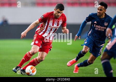 PIREO, GRECIA - MARZO 11: Sokratis Papastathopoulos of Olympiacos FC e Pierre Emerick Aubameyang of Arsenal FC durante l'Olympiacos contro Arsenal - U. Foto Stock