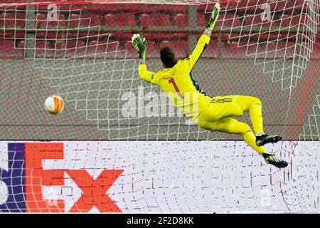 PIREO, GRECIA - MARZO 11: Gol di Martin Odegaard dell'Arsenal FC (non in foto), portiere Jose SA dell'Olympiacos FC durante l'Olympiacos contro Arsena Foto Stock