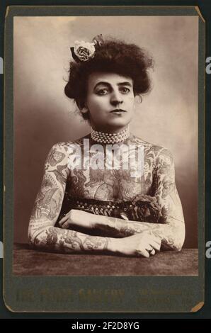 Ritratto di una donna che mostra le immagini tatuati o dipinto sul suo corpo superiore Foto Stock