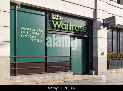 Un negozio Little Waitrose temporaneamente chiuso visto nel centro di Londra. Foto Stock