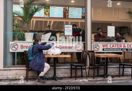 Ristorante interno e all'aperto a Chelsea a New York sabato 27 febbraio 2021. I ristoranti sono stati recentemente autorizzati ad aumentare la capacità di ristorazione interna al 35% con una serie di altre restrizioni. (© Richard B. Levine) Foto Stock