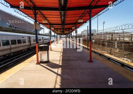 Empty Mets-Willets Point LIRR station in Queens a New York giovedì 27 febbraio 2021. (© Richard B. Levine) Foto Stock
