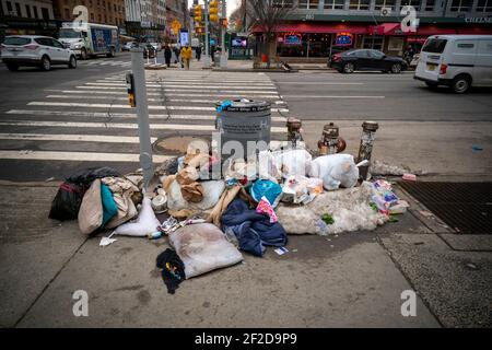 Una selezione fine di spazzatura da un ricettacolo traboccante della spazzatura di strada a New York il martedì 23 febbraio 2021. (© Richard B. Levine) Foto Stock