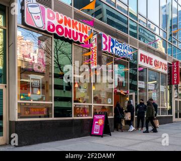 Un franchising Dunkin’ Donuts a Midtown a New York mercoledì 3 marzo 2021. Dunkin’ Brands è stata recentemente acquisita da Inspire Brands. Inspire Brands possiede una serie di catene, tra cui Arby's e Buffalo Wild Wings. (© Richard B. Levine) Foto Stock