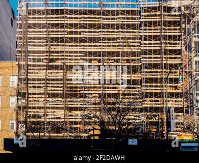 I lavoratori hanno decostruito i ponteggi nel quartiere Chelsea di New York giovedì 4 marzo 2021. (© Richard B. Levine) Foto Stock