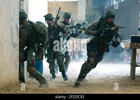 Jacksonville, Stati Uniti. 10 marzo 2021. I Marines olandesi con la 32ma Squadron Raiding simulano uno scenario di combattimento in un addestratore di immersione di fanteria durante l'esercitazione del Guerriero urbano caraibico al Camp Lejeune 10 marzo 2021 a Jacksonville, Carolina del Nord. Credit: Planetpix/Alamy Live News Foto Stock