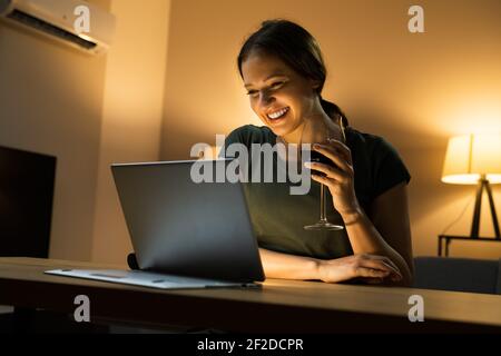 Cena virtuale con degustazione di vini con laptop Foto Stock