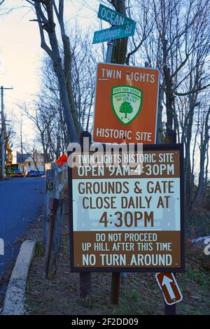HIGHLANDS, NJ -2 MAR 2021- Vista dei fari Navesink Twin Lights state Historic Site a Highlands, New Jersey, Stati Uniti. Foto Stock