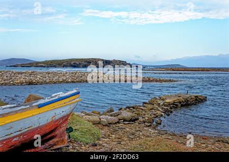 Imbarcazione greca dilapidata nel Mar Egeo sulla famosa isola di Delos - Grecia Foto Stock