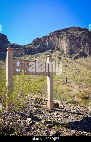 Un segnale di percorso escursionistico direzionale nel deserto di sonora con cime e cactus Saguaro e cielo blu nel Picacho Peak state Park, AZ, USA Foto Stock