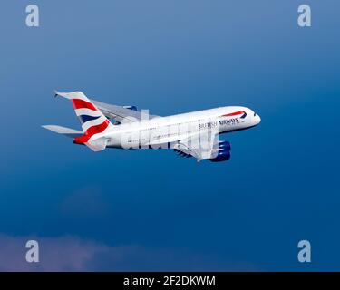 Londra, Heathrow Airport - 08 dicembre 2019: British Airways Airbus A380 che vola attraverso un cielo blu catturato dall'alto. Immagine Abdul Quraishi Foto Stock