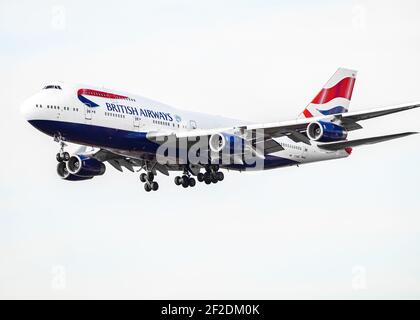 Londra, Regno Unito, luglio 2019, British Airways Boeing 747, jumbo jet in arrivo a terra contro un cielo bianco luminoso. Immagine molto contrasty Foto Stock