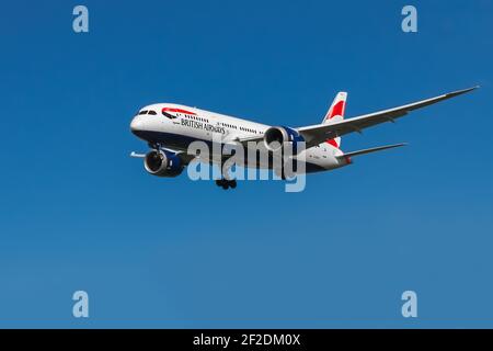 Regno Unito, Londra - Maggio 2020: British Airways Boeing 787 Dreamliner visto dalla parte anteriore sinistra dell'aereo mentre si avvicina ad un approccio finale attraverso un Foto Stock