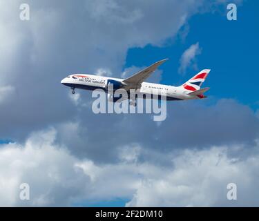 Londra, aeroporto di Heathrow - Marzo 2020: British Airways Boeing 787-8 Dreamliner ha appena decoltato con l'attrezzatura di atterraggio ancora in direzione di un cielo nuvoloso. Foto Stock