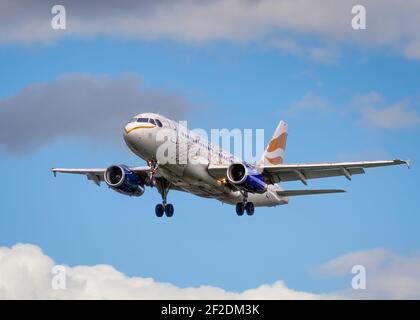 Londra, Regno Unito Agosto 2017 - British Airways, Airbus A319, livrea speciale delle Olimpiadi di Londra, che arriva a terra contro un cielo di contrasto Foto Stock