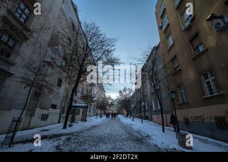 BELGRADO, SERBIA - 27 GENNAIO 2019: Via Skadarlija (conosciuta anche come Skadarska) in inverno sotto la neve con i suoi tipici caffè lastricati Foto Stock