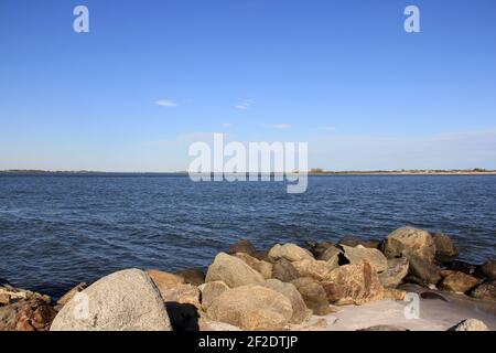 Cielo limpido sulla baia con la costa rocciosa a Point Lookout, NY Foto Stock