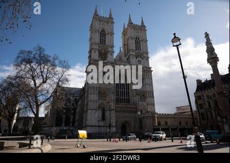 Londra, Regno Unito. 11 Marzo 2021. La foto scattata il 11 marzo 2021 mostra una vista generale dell'Abbazia di Westminster che si apre come centro di vaccinazione COVID-19 a Londra, Gran Bretagna. I centri di vaccinazione sono stati aperti presso l'Abbazia di Westminster e il Museo della Scienza, secondo il NHS (National Health Service). Credit: Ray Tang/Xinhua/Alamy Live News Foto Stock