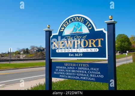 Benvenuto al cartello City of Newport all'ingresso di Newport, Rhode Island RI, USA. Newport è famosa per le ville dell'età dorata e per la passeggiata sulla scogliera Foto Stock