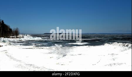 Scioglimento primaverile del lago Superior, in una giornata di sole al Chippewa Park, Thunder Bay, Ontario, Canada. Foto Stock