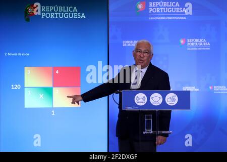 Lisbona, Portogallo. 11 Marzo 2021. Il primo ministro portoghese Antonio Costa tiene una conferenza stampa per annunciare il piano di alleggerire gradualmente il blocco COVID-19 presso il Palazzo Nazionale di Ajuda a Lisbona, Portogallo, il 11 marzo 2021. Il primo ministro portoghese Antonio Costa ha annunciato giovedì il programma di riapertura del paese dopo più di due mesi di blocco per contenere la pandemia COVID-19, promettendo che si traggerà di una riapertura 'prudente, cauta e graduale'. Credit: Pedro Feuza/Xinhua/Alamy Live News Foto Stock