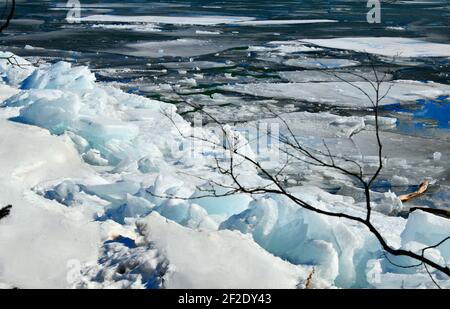 Pausa primaverile sul lago Superior al Chippewa Park, Thunder Bay, Ontario, Canada, in una giornata di sole. Foto Stock