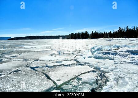 Il lago Superior, in primavera, si è aperto in una giornata di sole al Chippewa Park di Thunder Bay, Ontario, Canada. Foto Stock