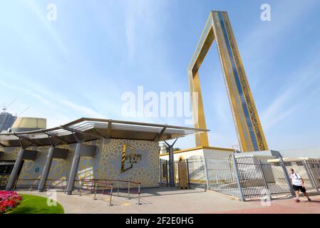 L'entrata del Dubai Frame Building (vecchia Torre al Berwaz) nel Parco Zabeel a Dubai, Emirati Arabi Uniti. Golden Frame attrazione turistica a Dubai. Foto Stock