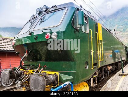 Treno alla famosa linea ferroviaria Flam (Flambana) nella valle di Flam in Norvegia Foto Stock