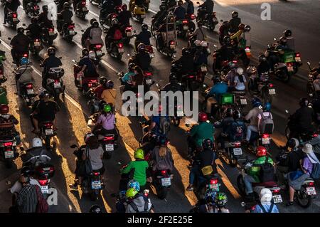 Bangkok, Thailandia. 11 Marzo 2021. I motociclisti percorrono l'incrocio di Sathorn. Credit: SOPA Images Limited/Alamy Live News Foto Stock