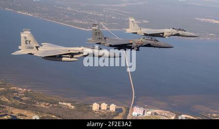 Valparaiso, Stati Uniti. 11 Marzo 2021. US Air Force F-15 Strike Eagle aerei da combattimento accompagnano il primo F-15EX di nuova generazione, centro, alla base dell'aeronautica Eglin 11 marzo 2021 a Valparaiso, Florida. Credit: Planetpix/Alamy Live News Foto Stock