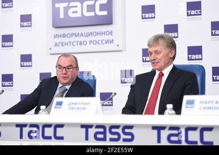 (210312) -- MOSCA, 12 marzo 2021 (Xinhua) -- il portavoce del Cremlino Dmitry Peskov (R) e il direttore generale del TASS Sergei Mikhailov partecipano ad una cerimonia di premiazione del concorso fotografico "Overcoming COVID" organizzato dall'agenzia di stampa TASS a Mosca, Russia, 11 marzo 2021. Una foto di Xinhua ha vinto il premio di 'prospettiva speciale da (ministro degli Esteri russo) Sergei Lavrov' giovedì nella news photo competition 'Overcoming COVID' organizzata dall'agenzia di stampa TASS. L'immagine 'bacio' scattata dal fotografo Xinhua Tao Liang mostra un medico bacia il suo amore Arrivederci in un aeroporto nel Guiyan della Cina sudoccidentale Foto Stock