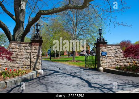 Ingresso al Young Building del Pell Center nella Salve Regina University di Newport, Rhode Island, RI, USA. Foto Stock