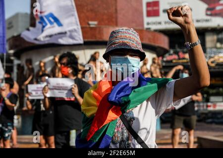 I membri di un gruppo LGBT (Lesbians Gays Bisexual Transgender) tengono dei cartelli mentre protestano contro la prima liberazione del soldato statunitense Joseph Scott Pemberton. Il presidente Rodrigo Duterte ha concesso un perdono assoluto a Pemberton, condannato per l'assassinio della donna transgender, Jennifer Laude nel 2014. Manila, Filippine. Foto Stock