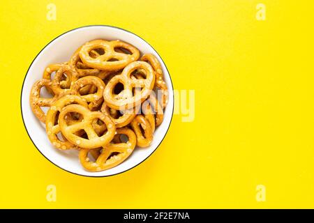 Pretzel in una piastra su uno sfondo isolato. Struttura pretzel. Foto Stock