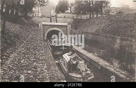 Pouilly-en-Auxois (Côte-d’Or) - Remorqueur Electrique sortant du tunnel du Canal Bourgogne. Foto Stock