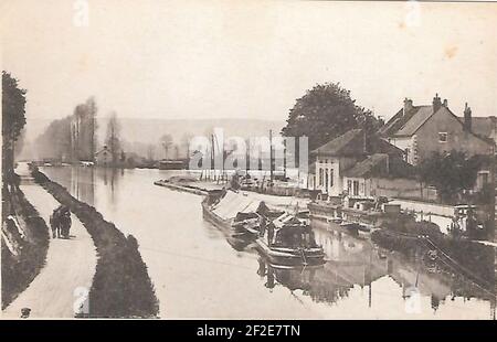 Pouilly-en-Auxois (Côte-d'Or) - Bief de partage des Eaux du Canal de Bourgogne et le remorqueur électrique. Foto Stock