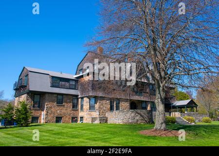 L'Ochre Lodge è un palazzo dell'epoca dorata situato nel quartiere storico di Bellevue Avenue a Newport, Rhode Island, Rhode Island, negli Stati Uniti. Questo edificio è ora di proprietà di Salve Regina Foto Stock